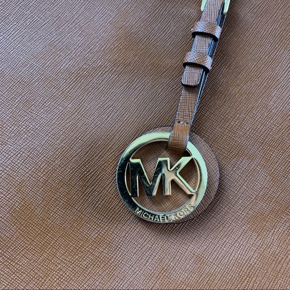 Jet Set Medium Saffiano Leather Top-Zip Tote Bag - Picture 5 of 16